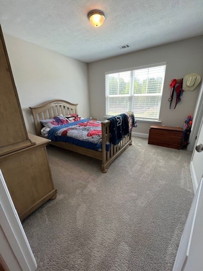 Building Photo - 4 Bedroom, 2.5 Bath Right off Exit 175