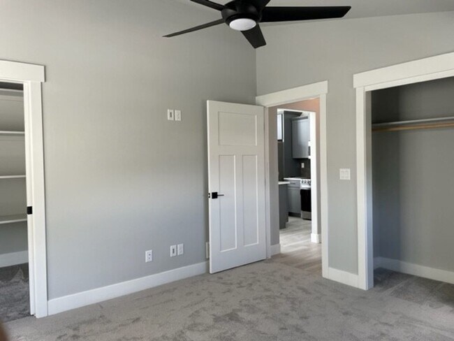 Building Photo - Townhouse For Lease