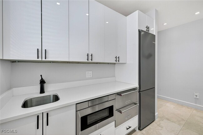 Building Photo - 3000 Oasis Grand Blvd