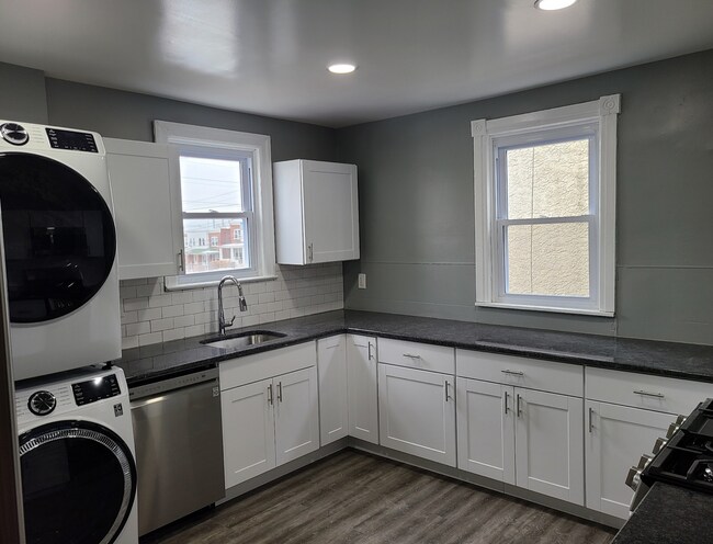 Building Photo - Twin home with updated kitchen, washer/dry on first floor, private back yard and porch.