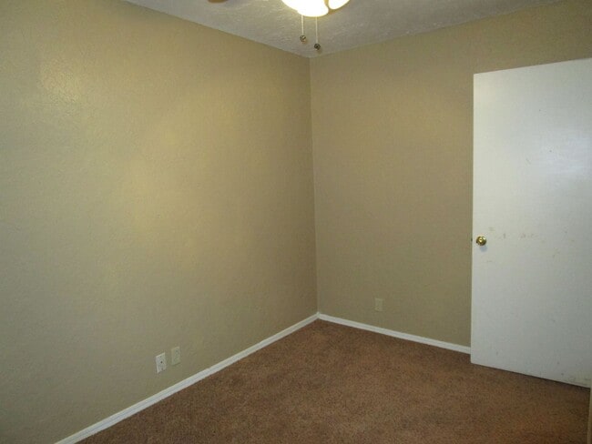 Building Photo - Move in Ready 3 or 4 bedroom