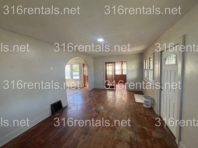 Building Photo - $1025 - 3 Bed 1 Bath - Single Family Home