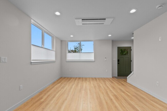 Building Photo - 2bd/1.75ba Seattle Home