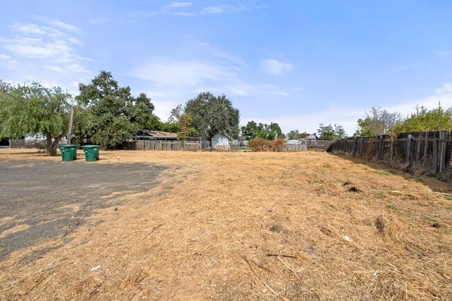 Building Photo - Newly renovated 2 bedroom 1 bath unit in R...
