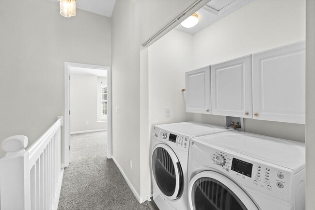 Building Photo - Charming Townhome with Water Views near The Market Common!