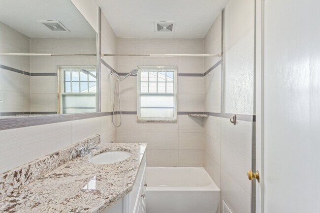 Building Photo - Great two bed two bath bungalow for rent i...