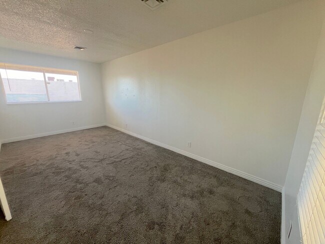 Building Photo - SPACIOUS 2BED/2BATH TOWNHOUSE