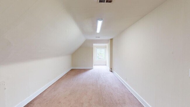 Building Photo - 6 BEDROOMS + 3 BATHROOMS Available August ...
