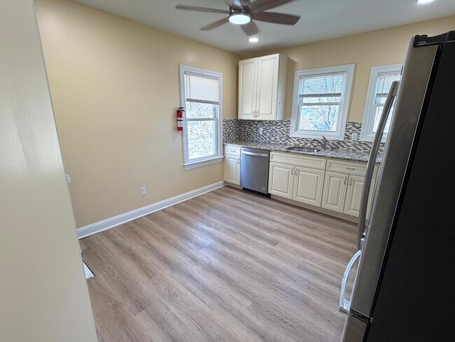 Building Photo - 727 Carlton Ave