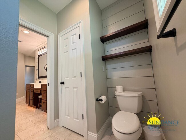 Building Photo - 213 Golf Course Dr