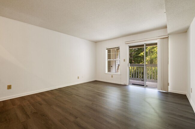 Building Photo - Updated 2BR/2.5BA in Fantastic Chapel Hill Location! Convenient to I-40!