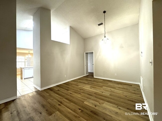 Building Photo - 9964 Hollowbrook Ave