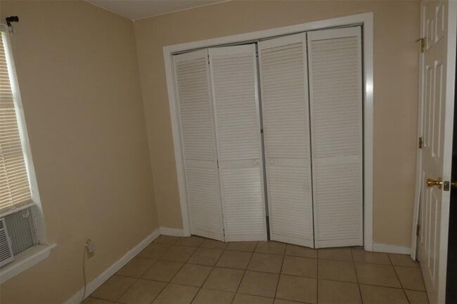 Building Photo - 910 Nelson St