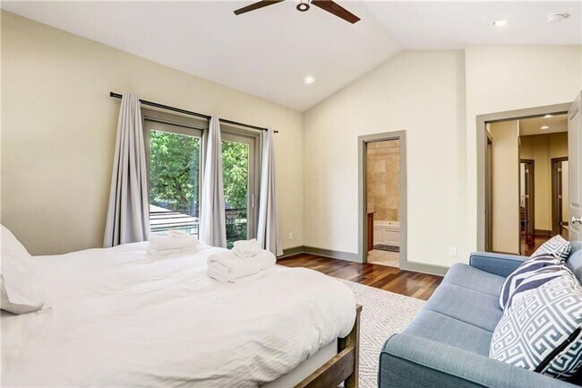 Building Photo - 602 W N Loop Blvd