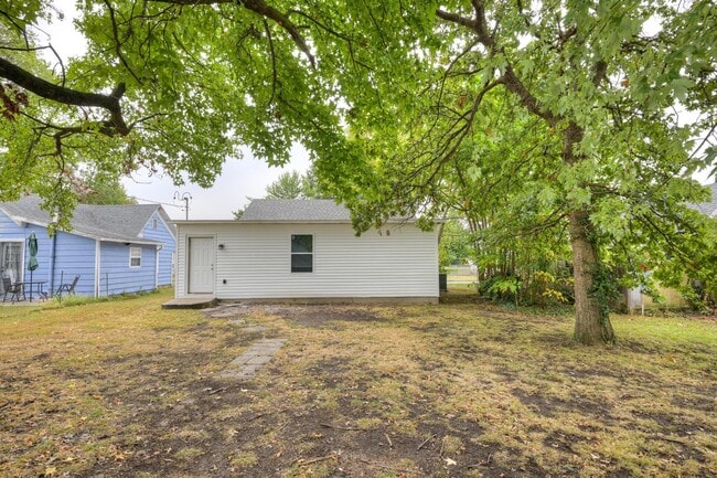 Building Photo - 2123 S Porter Ave