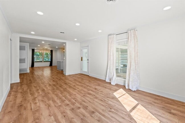 Building Photo - 5512 Delwood Dr