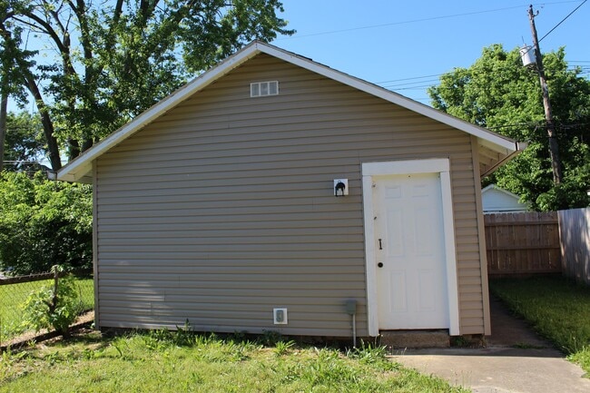 Building Photo - 531 E Gates St
