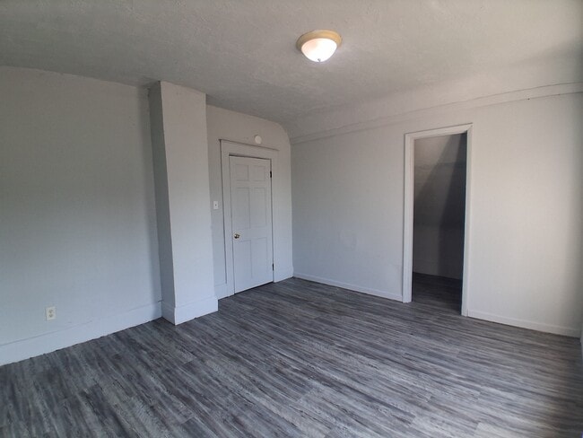 Building Photo - 915 N Bowman Ave
