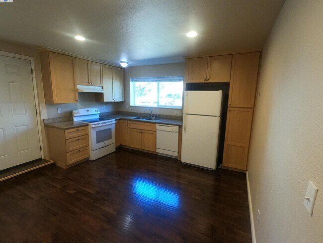 Primary Photo - 279 Estabrook St