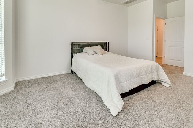 Building Photo - 3 Bed, 2 Bath Home with Bonus Office and  ...