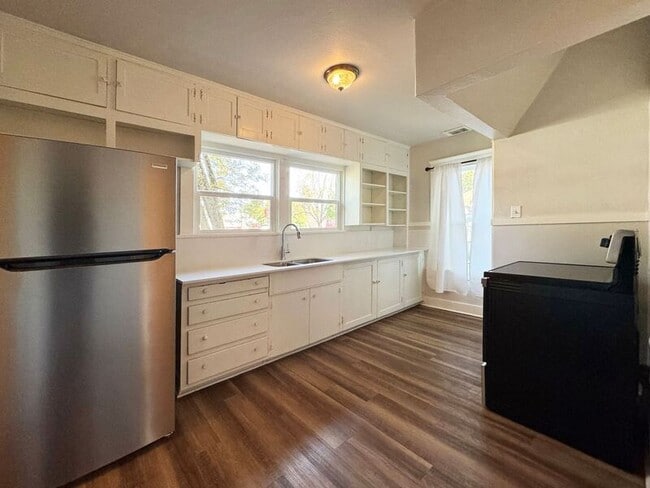 Building Photo - 1100 W 4th Ave