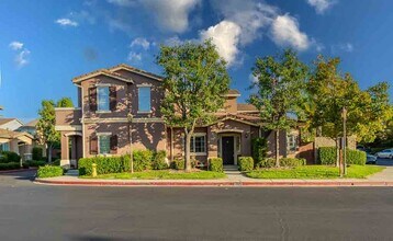 Building Photo - Gorgeous Town Home- Gated community- Pool