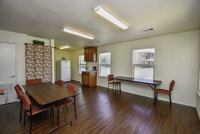 Building Photo - 200 Daniels Dr