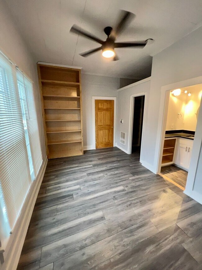 Building Photo - 204 4th Ave