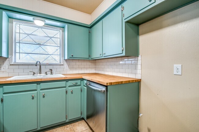 Building Photo - Super cute 3 bed, 2 bath!!