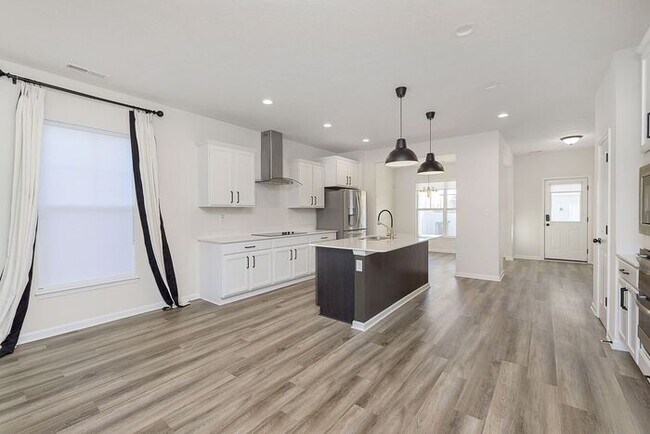 Building Photo - Beautiful 3 Bed 2.5 Bath in Central Greens...
