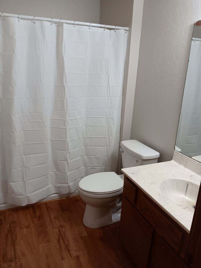 Building Photo - 850 Sq Ft, 2-bedroom, 1-Bath Apartment in 4-plex near 29th & Wannamaker.