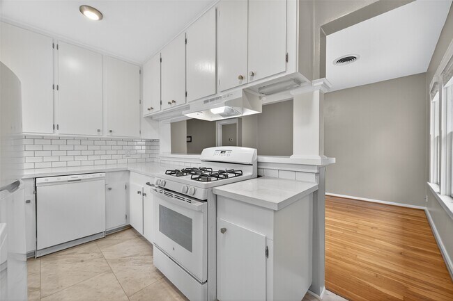 Building Photo - 2343 Wroxton Rd