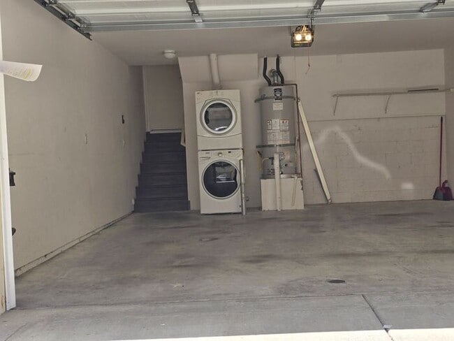 Building Photo - Move In Ready! 2 bedrooms 2.5 bath Townhom...