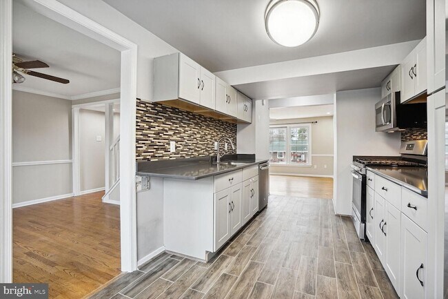 Building Photo - 8102 Pinelake Ct