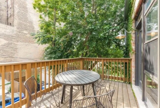 Building Photo - Gorgeous 2 bed 2 bath in the Uptown area