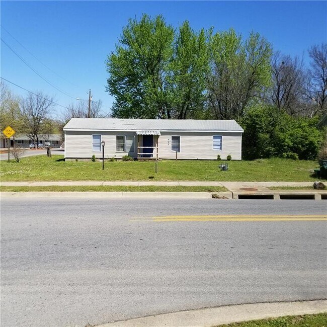 Primary Photo - 424 W Poplar St