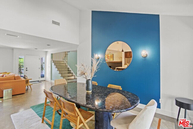 Building Photo - 4765 Round Top Dr