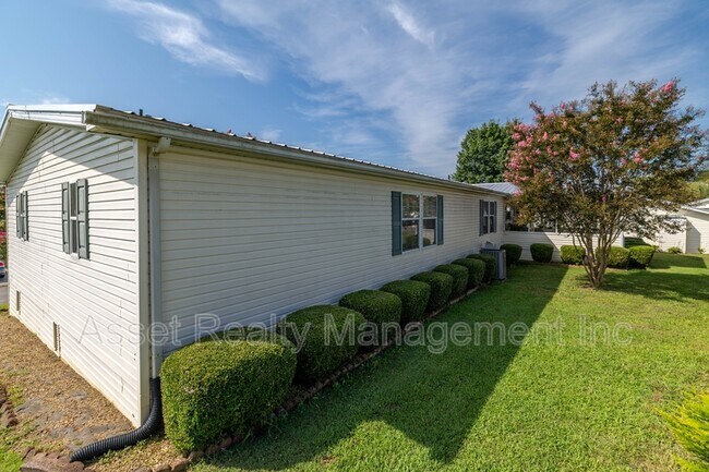 Building Photo - 1322 Silver Charm Way