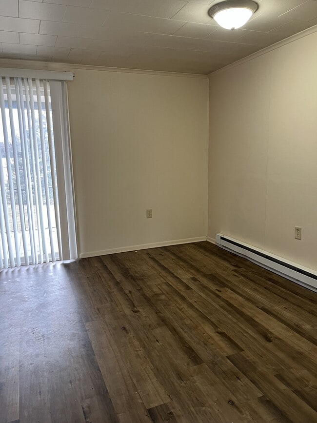 Building Photo - 611 Lincoln Way W