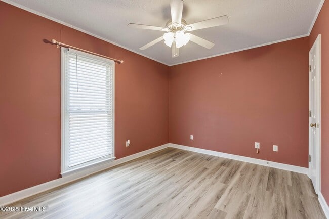 Building Photo - 1054 Pine Dr