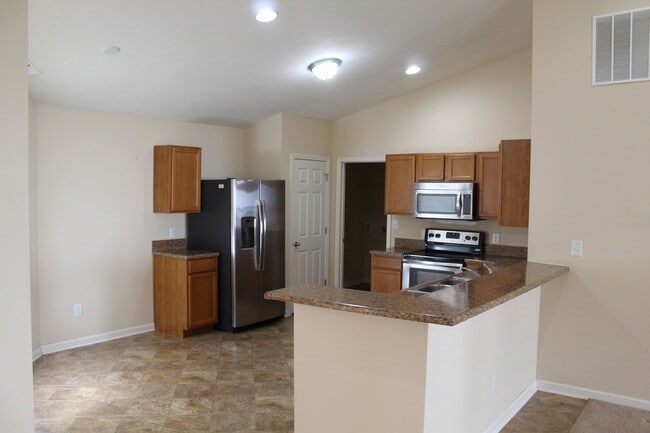Building Photo - Beautiful 3 BR Ranch in Brownsburg!