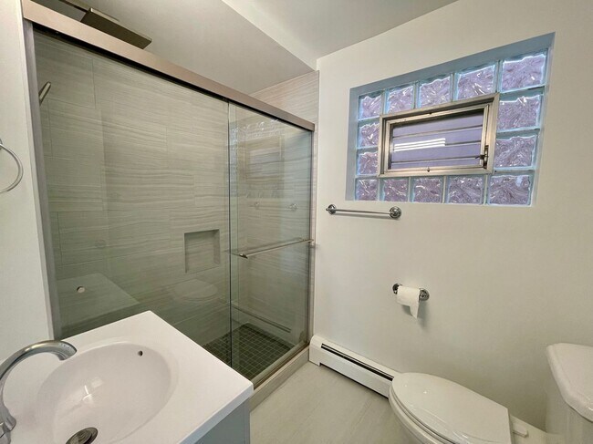 Building Photo - Freshly Renovated 3-Bed in Jefferson Park – In-Unit Laundry & Modern Upgrades!