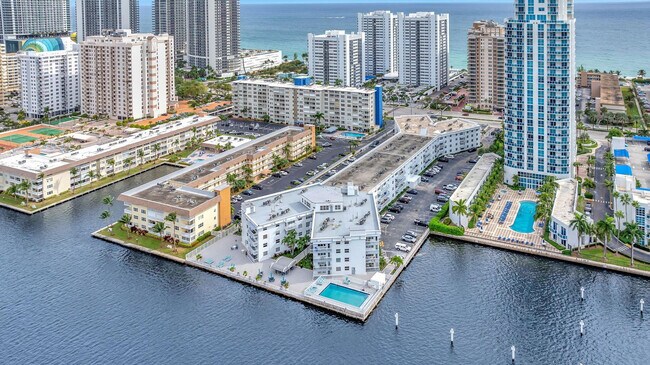 Building Photo - 1913 S Ocean Dr