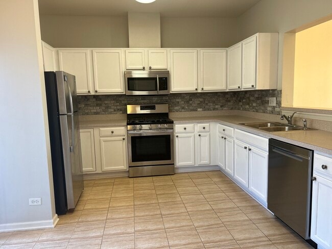 Building Photo - 1088 N Claremont Dr