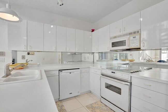 Building Photo - 23088 Via Stel