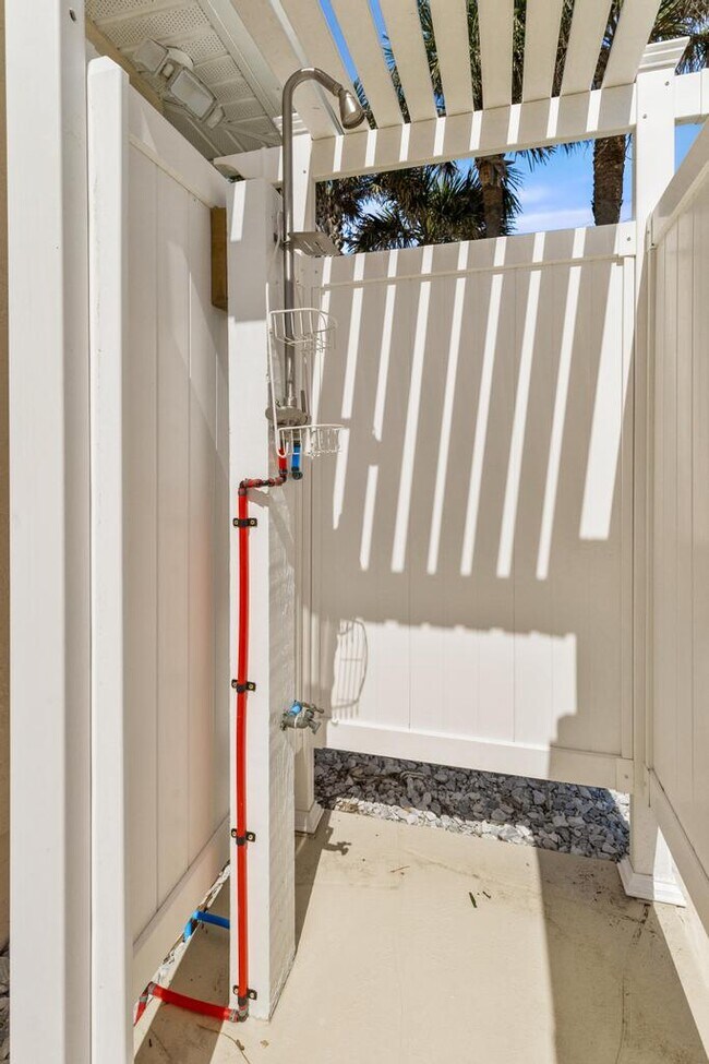 Building Photo - 200 Islamarada Ct
