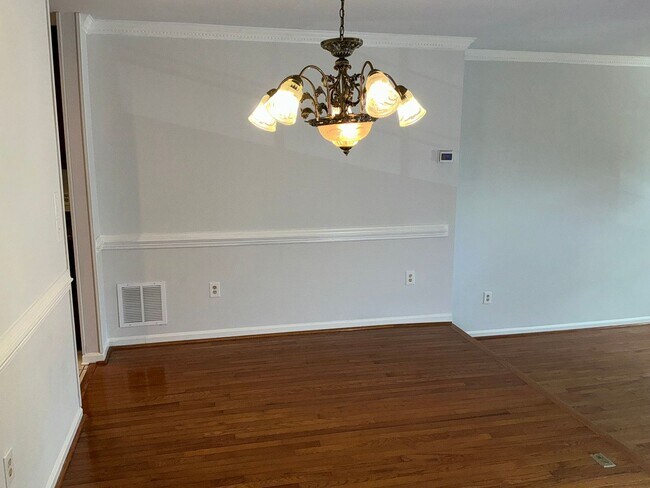 Building Photo - Very well maintained 3BR 3.5BA 3 level Colonial Townhome with fully fenced yard