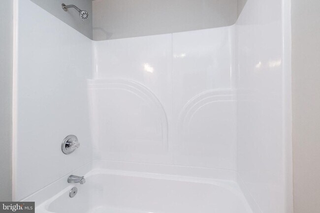 Building Photo - 3 Bed 1 Bath Renovated Townhouse