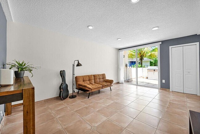 Building Photo - 9133 Fontainebleau Blvd