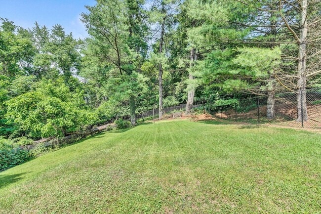 Building Photo - Adorable 2 BR home - Convenient to all thi...